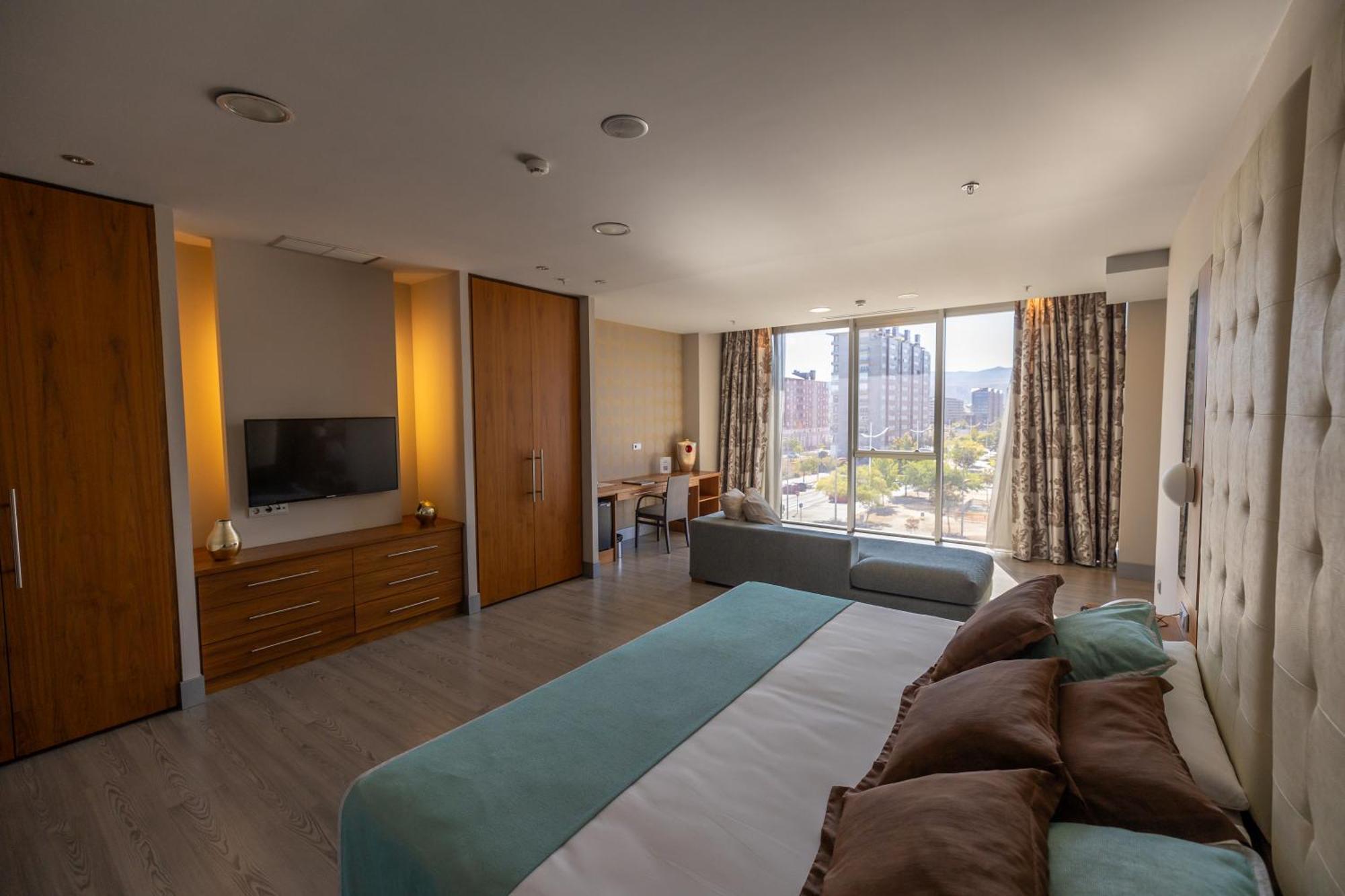Hotel Ciudad De Ponferrada, Ascend Hotel Collection Экстерьер фото