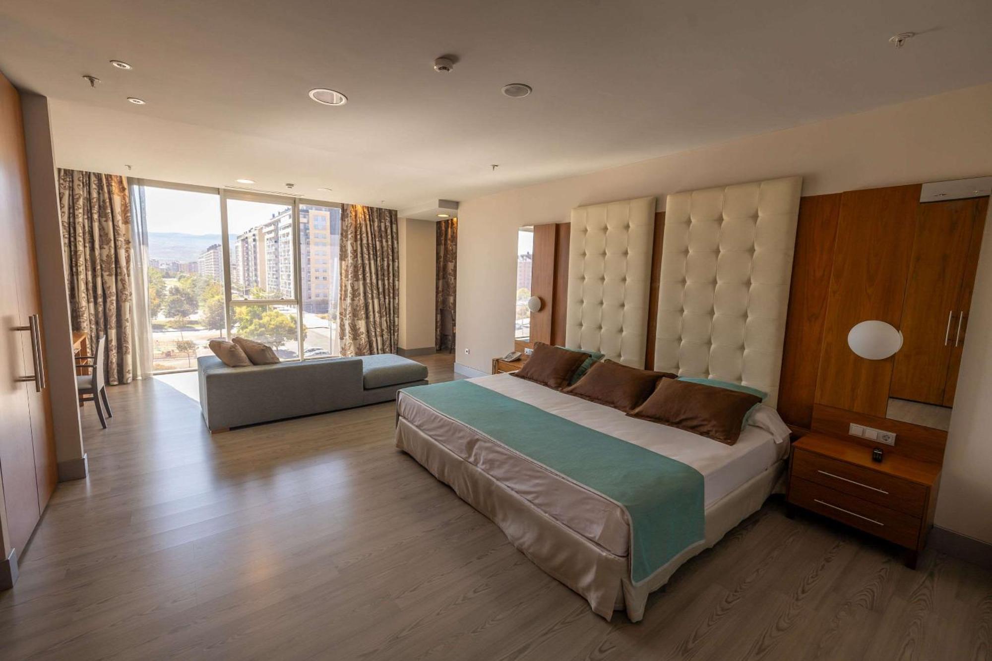 Hotel Ciudad De Ponferrada, Ascend Hotel Collection Экстерьер фото