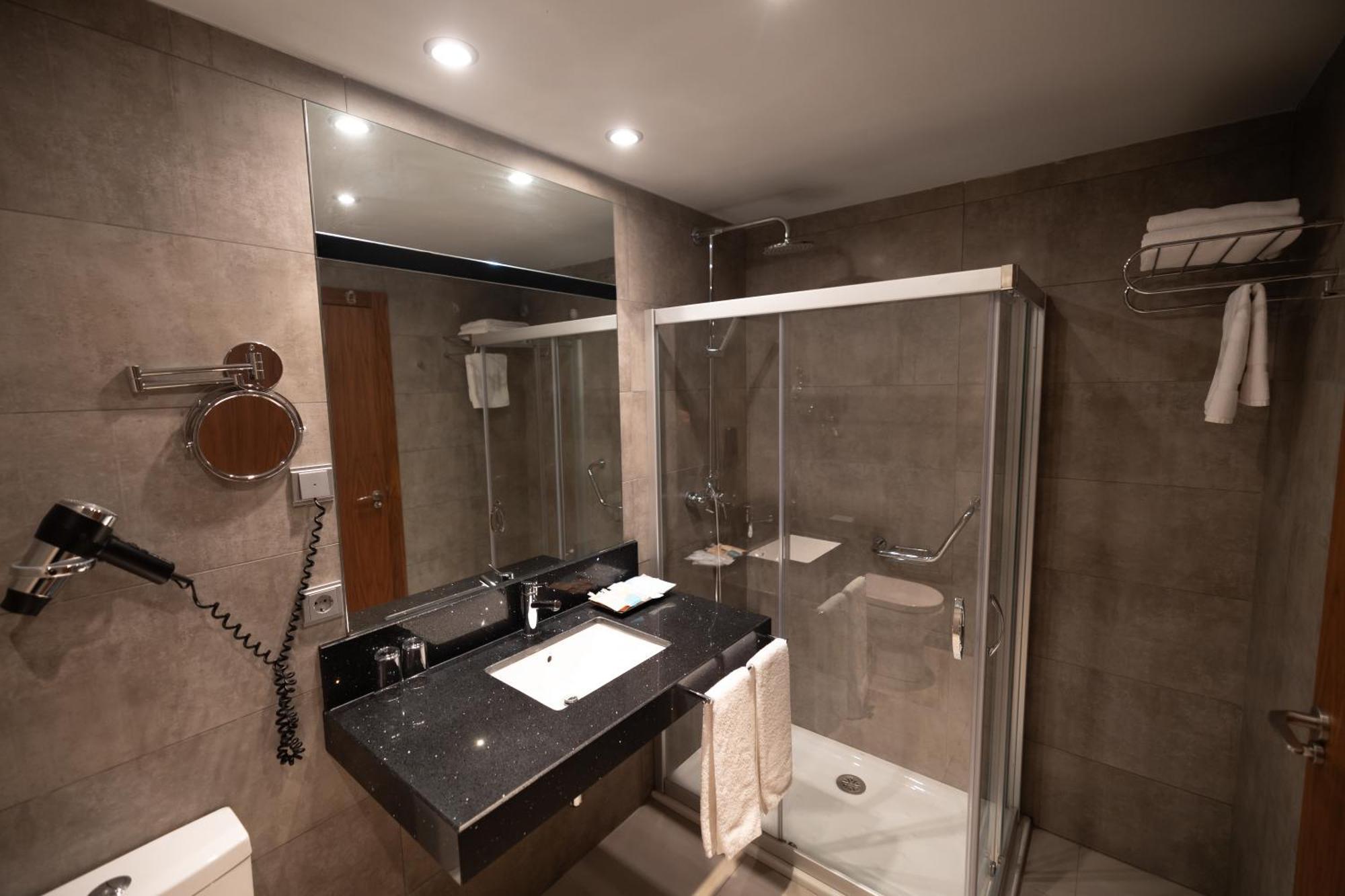 Hotel Ciudad De Ponferrada, Ascend Hotel Collection Экстерьер фото